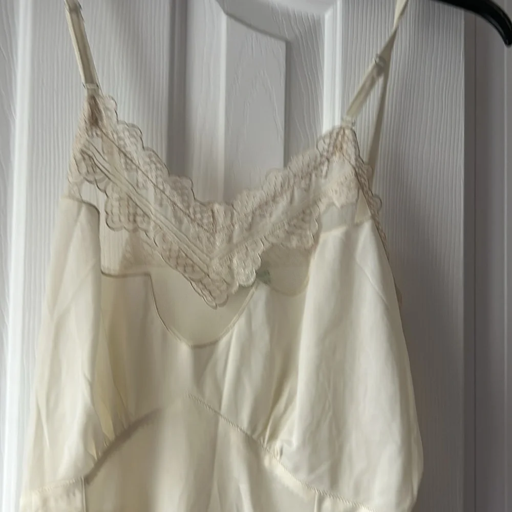 VINTAGE Elegant Cream Lace Trim Nightgown-slip dress - Picture 3 of 8